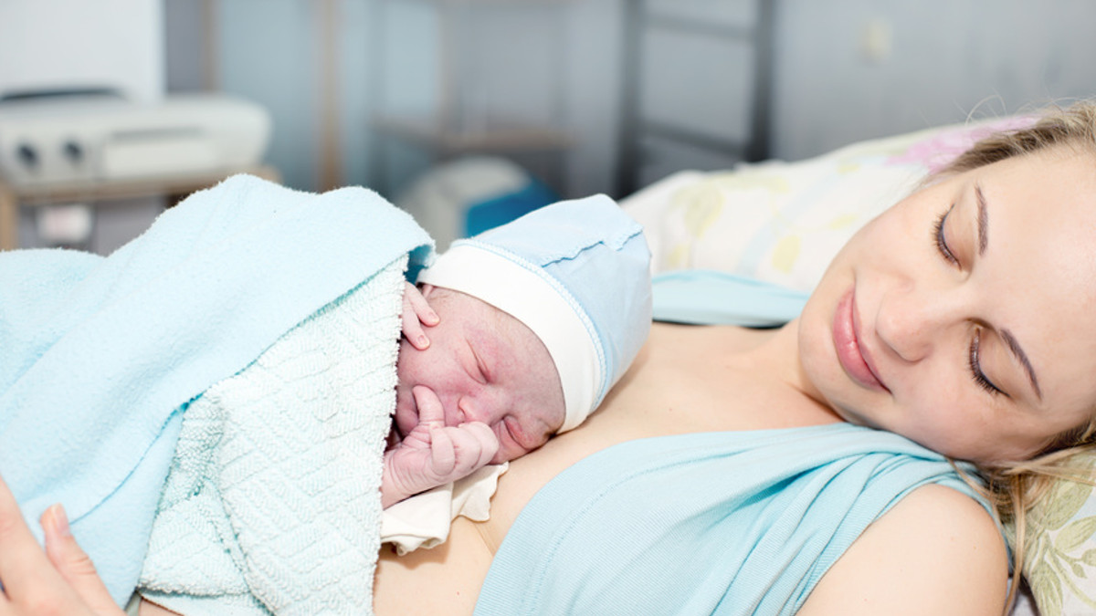 Mutter mit Neugeborenem – schwangerschaft-baby.de