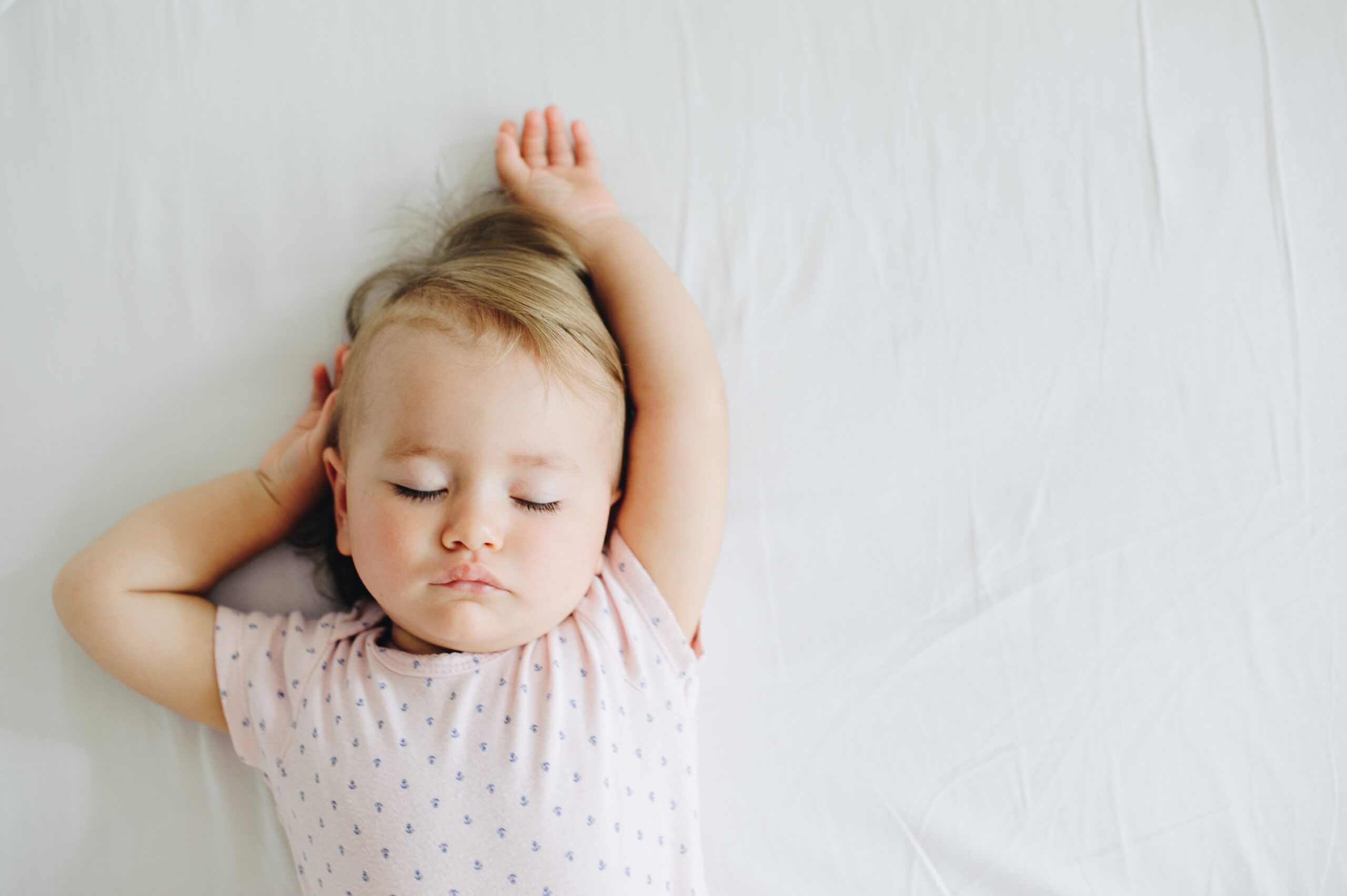 Schlafendes Kleinkind – Babyschlaf Tipps für ruhige Nächte