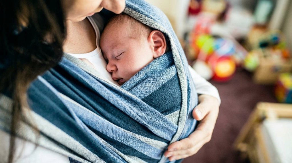 Tragetuch oder Babytrage: Der große Vergleich