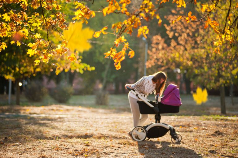 Mutter mit Kinderwagen im Herbstpark – Kinderwagen Vergleich 2026